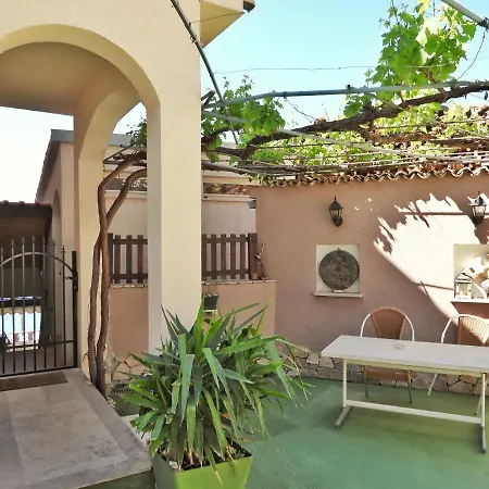 Robert Apartment Bol